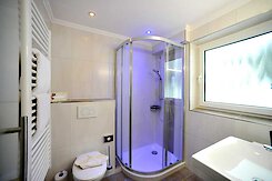Badansicht mit Dusche/WC Geräumiges Bad mit Dusche un WC